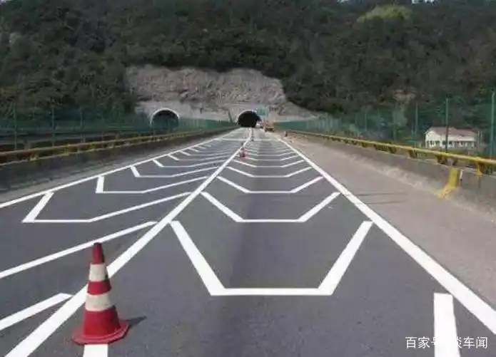 高速常见交通标志含义你知道吗?彩色禁止超车标志要注意