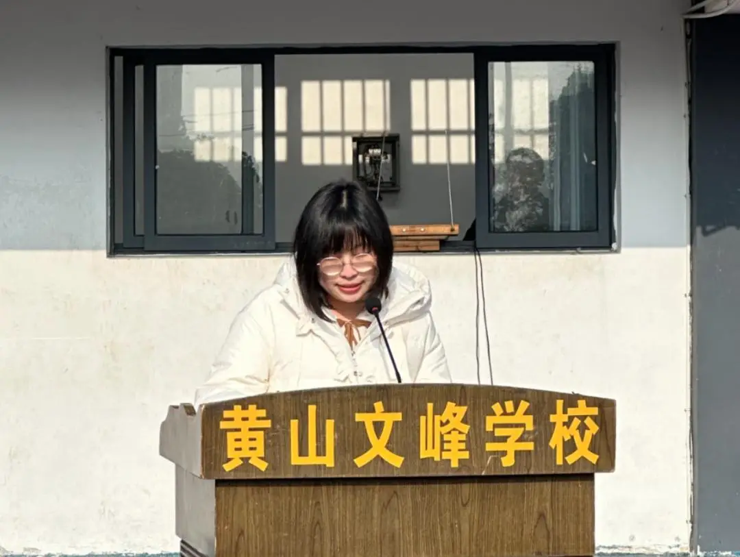 我校举行高考冲刺动员大会,为高三学子加油鼓劲