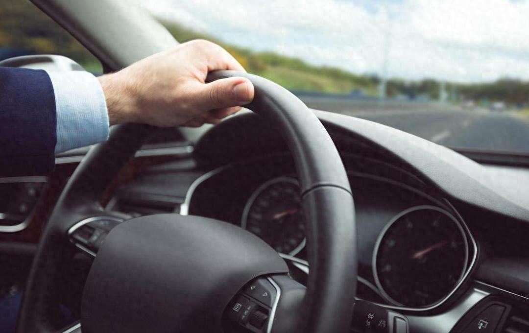 红绿灯处新手易违章，掌握这些预防方法驾驶更安心