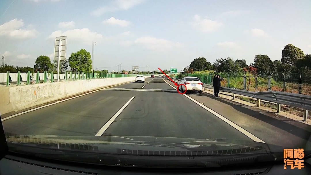 高速爆胎后自己换胎还是叫救援?老司机说实话