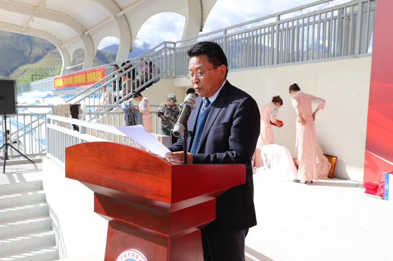 西藏藏医药大学2025级新生开学典礼暨军训总结表彰大会举行