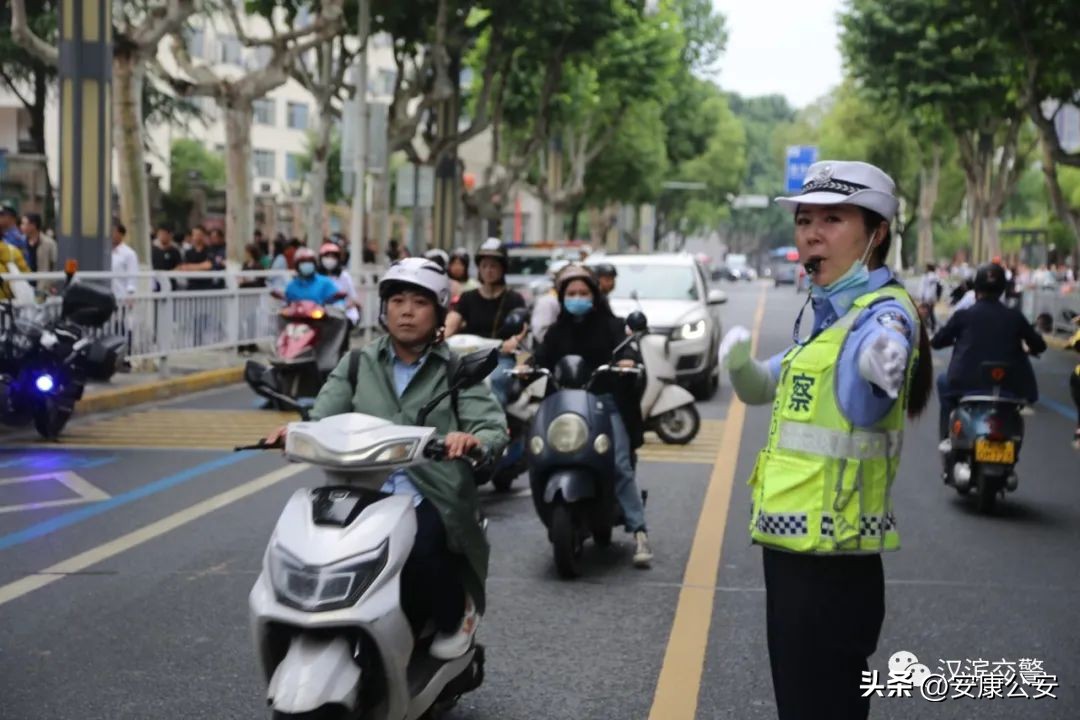 高考首日交通管制,200名交警护航考点
