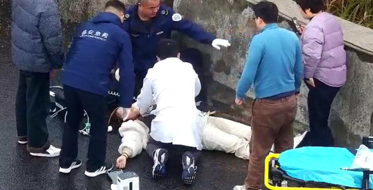 高速惊魂!20岁姑娘突发心梗,交警紧急联动120生死营救