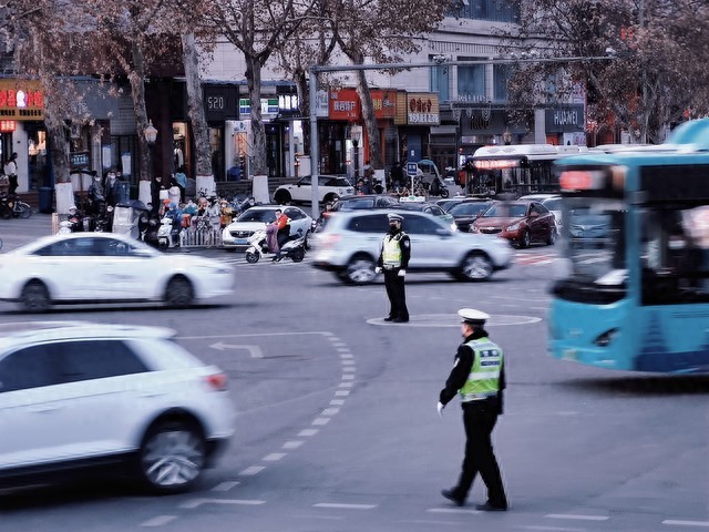 交警合法拦车情况有哪些？非法定情形不得随意拦停车辆