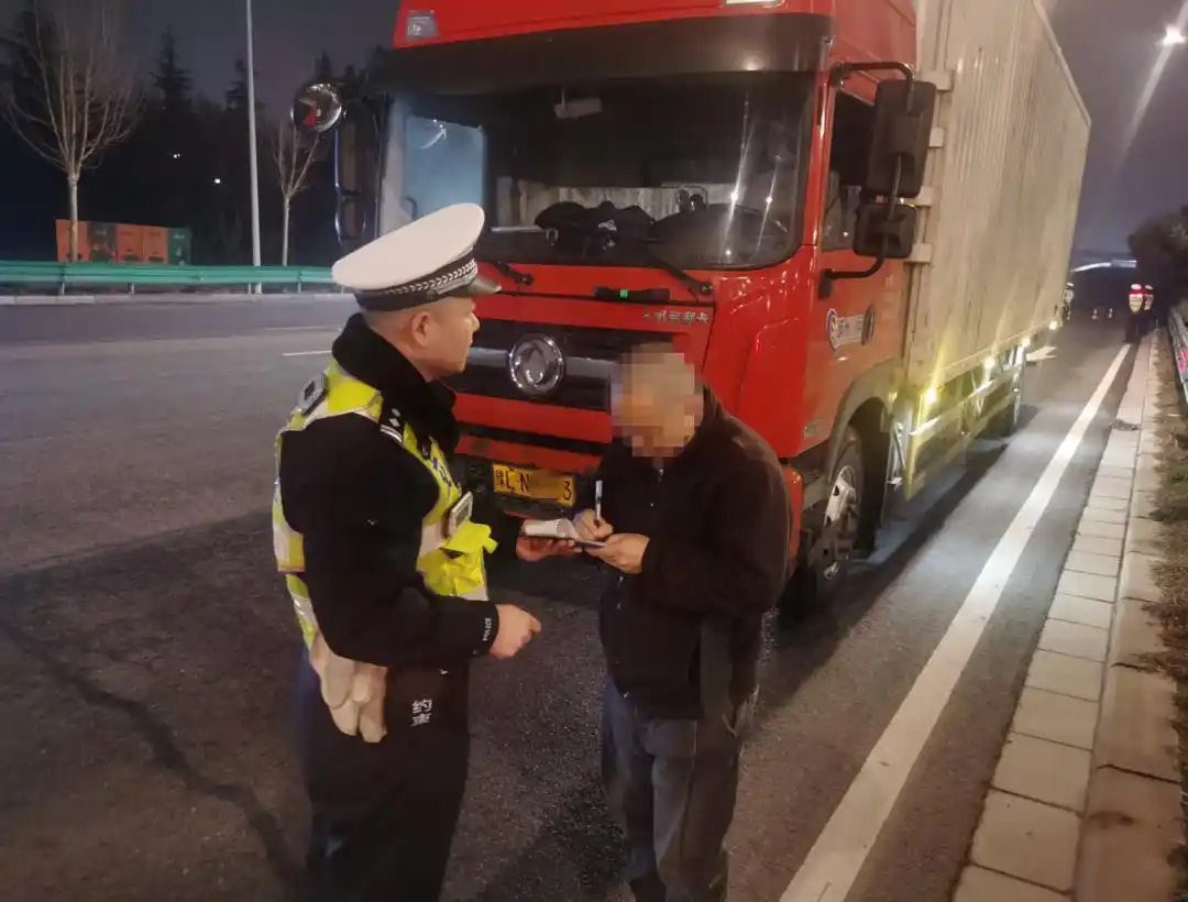 郑州交警曝光近期货车违章行为,这些司机被处罚
