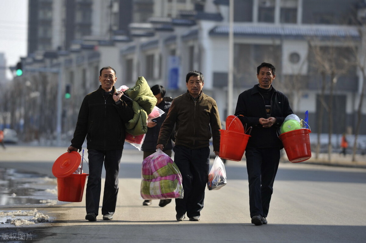 停工令致农民工返乡，今年挣钱更难，秋冬行业停工咋回事？
