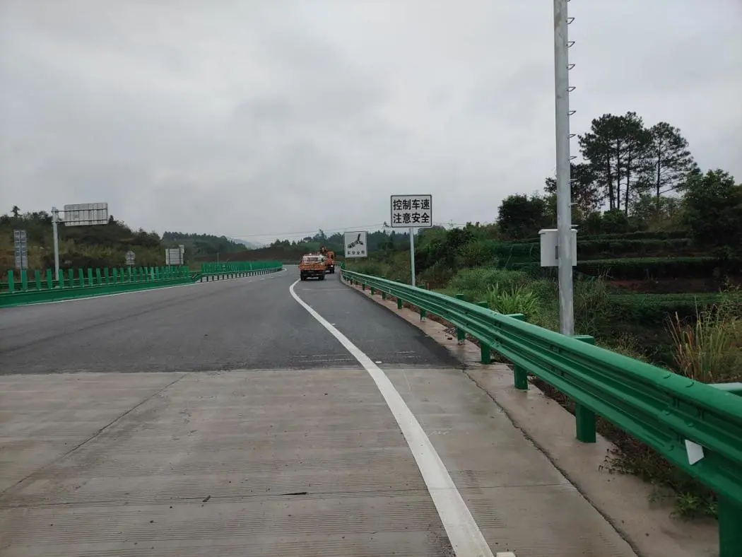 自治区高速公路紧急增设限速和行车安全提醒标志保驾驶安全