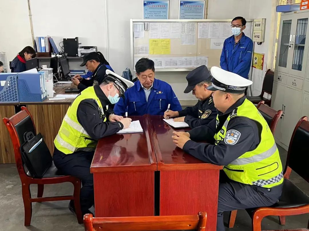 高新区公安筑牢秋冬道路交通安全防线,预防事故减少违章