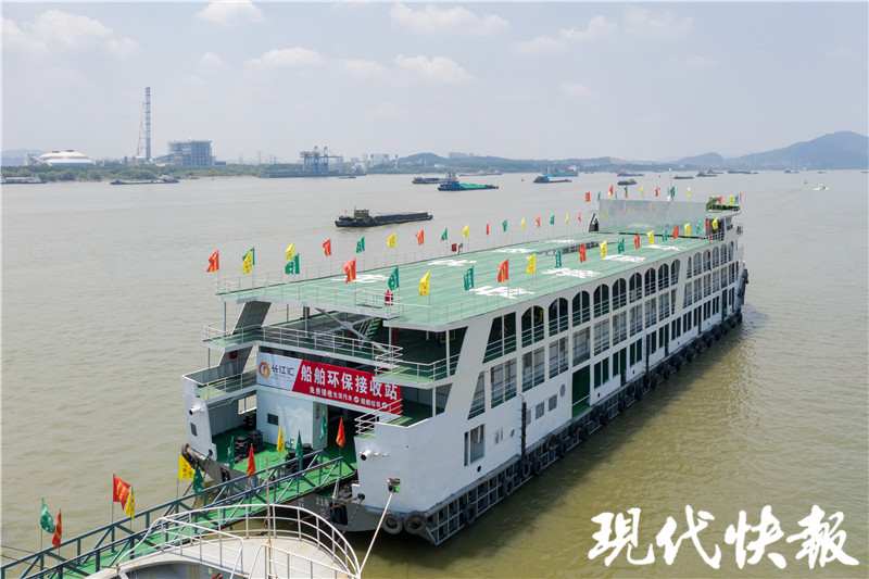 探访长江南京段‘高速服务区’:船舶垃圾污水咋处理?