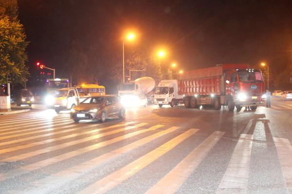 哈市交警严打交通违法,重点整治超载大货闯红灯等行为