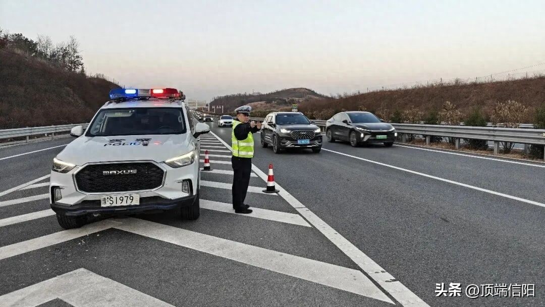 新春佳节信阳高速交警坚守一线 守护豫南高速平安返程路