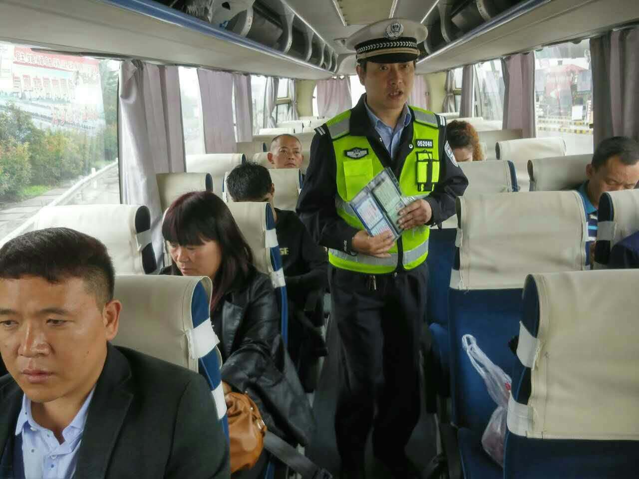 国庆中秋双节期间,三门峡高速交警全员上路保畅通