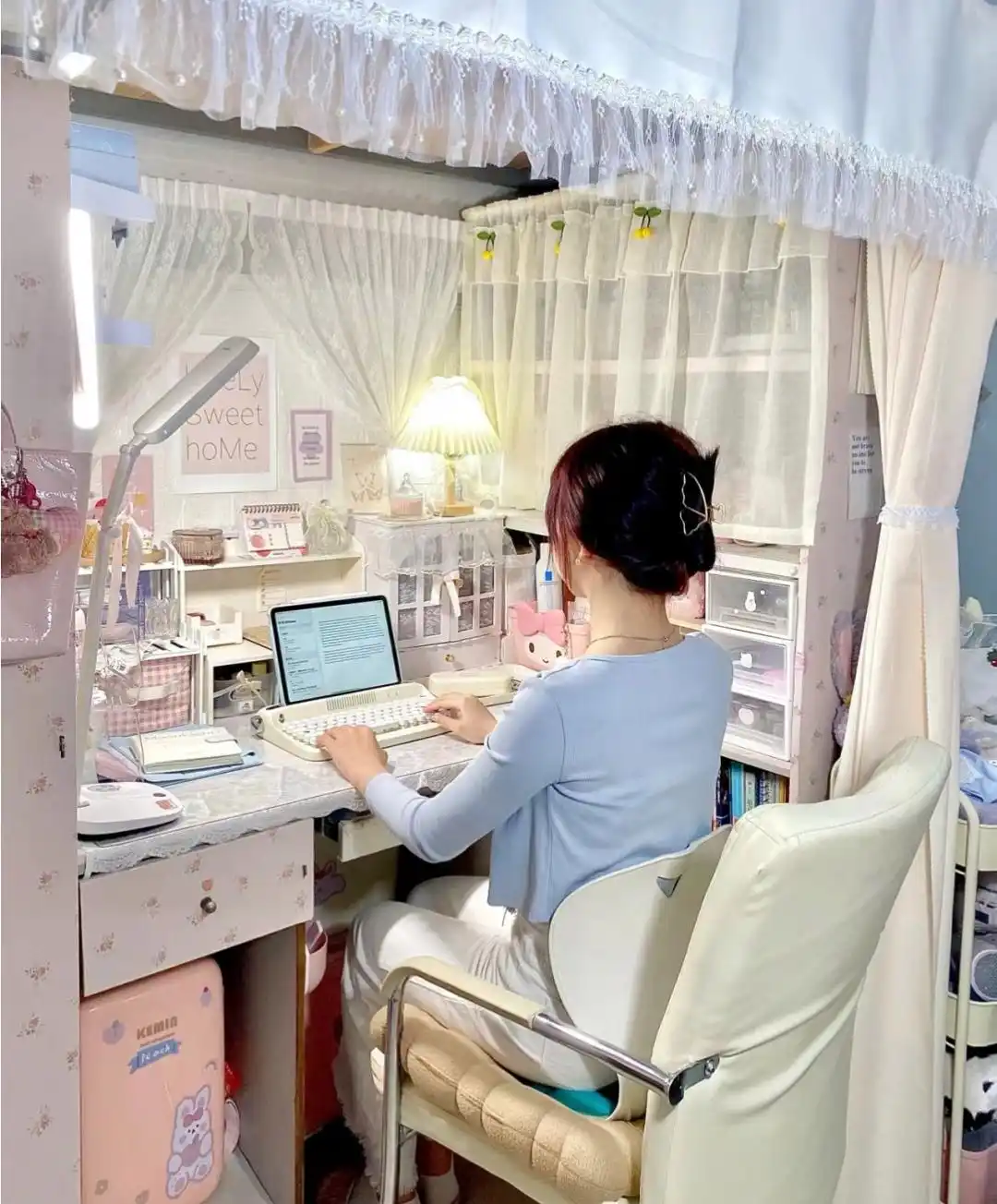 大学宿舍环境影响生活舒适度，新生装饰宿舍增添乐趣