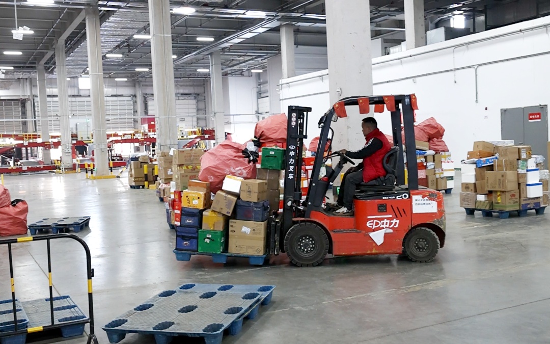 过年快递不停运！京东春节照常收货，酒水年货小时达